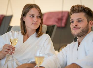 Couple avec verres de champagne