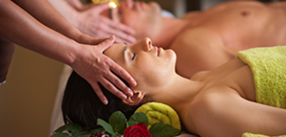 Paarmassage mit Rosen