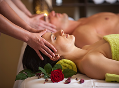 Paarmassage mit Rosen