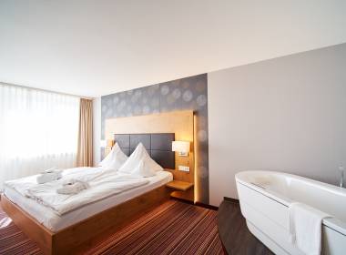 Innenansicht Doppelzimmer mit freistehender Badewanne im Feldberghotel Tannhof