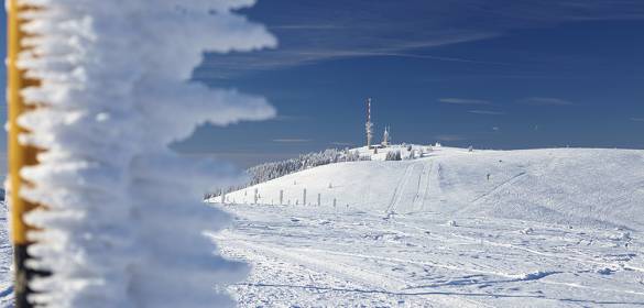 Verschneite Schneepiste am Feldberg