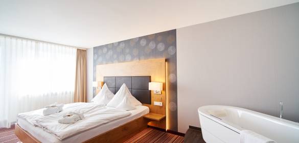 Innenansicht Doppelzimmer mit freistehender Badewanne im Feldberghotel Tannhof